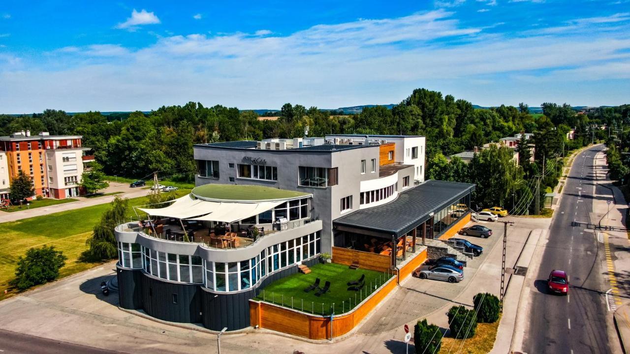 Hotel Kristaly Konferencia & Wellness Ajka 外观 照片